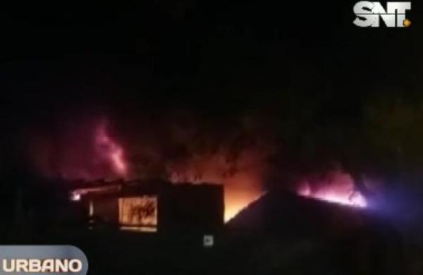 Un voraz incendio se registró en un depósito en Trinidad - SNT