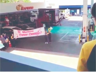 Le pidió la mano en un surtidor