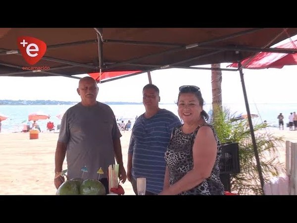 BRASILEÑOS VENDEN JUGOS DE COCO EN LA PLAYA SAN JOSÉ