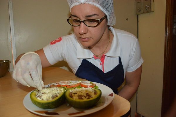 Interna realiza cocina gourmet desde centro penitenciario