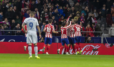 Atlético de Madrid triunfa y se acerca a la cima