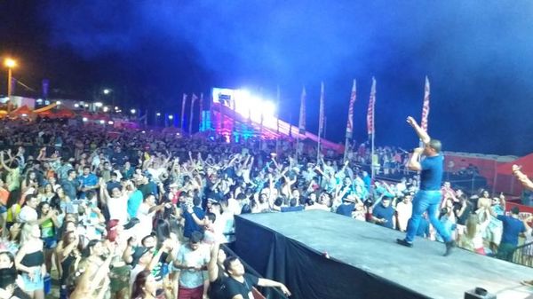 Una multitud celebra la fiesta Hawaiana de Pilar - Nacionales - ABC Color