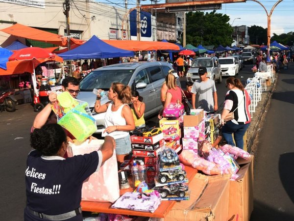 Comerciantes denuncian bajón por invasión de vendedores informales