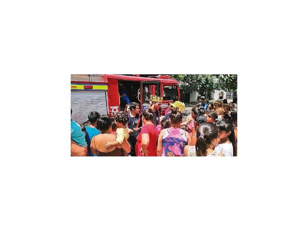 Agasajaron a los niños por Reyes Magos