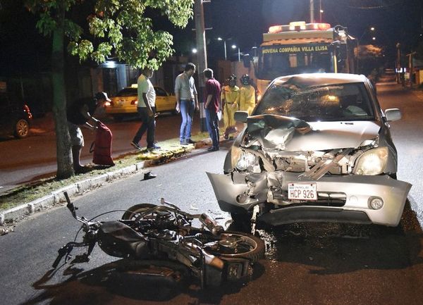 Jóvenes abandonan su coche luego de chocar - Judiciales y Policiales - ABC Color