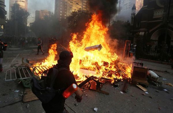 Extremistas vuelven a incendiar iglesia en Chile - Internacionales - ABC Color
