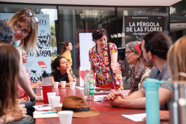 Festival de teatro arranca en Chile con jornada de reflexión sobre crisis  - Cultura - ABC Color