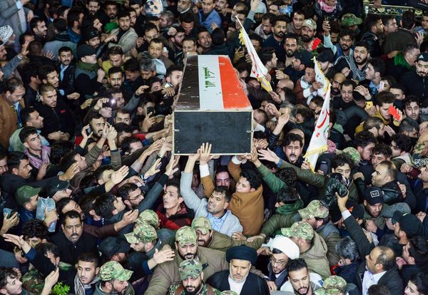 Miles de personas en Irak piden venganza contra EEUU