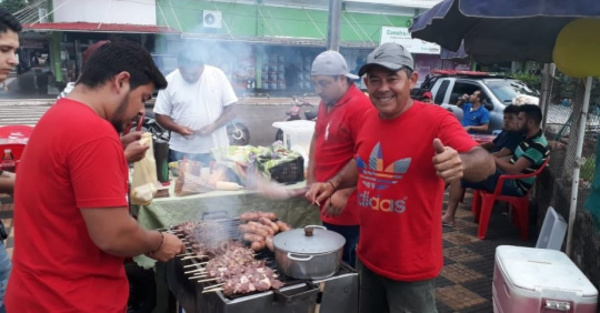 Por sus 25 años ¡regaló asadito a su clientela!
