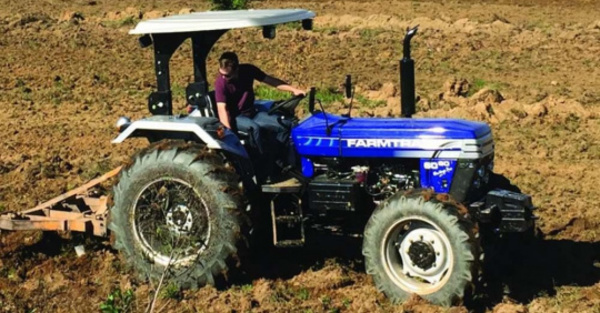 Un tractor se movió  solito y lo aplastoite