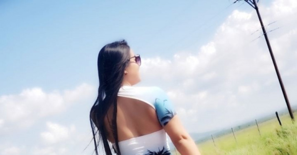 TERMINÓ CON NANÁ: Modelo se quemó los pies por salir en una foto sexy