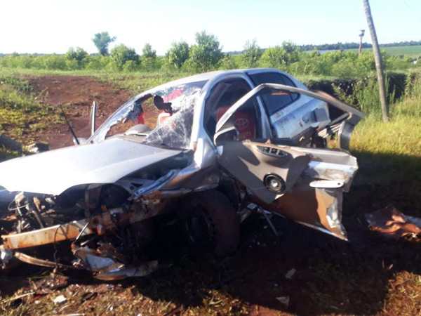 ALTO VERÁ: VEHÍCULO QUEDÓ DESTROZADO TRAS IMPRESIONANTE ACCIDENTE