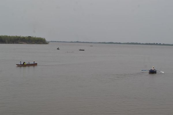 Dos personas están desaparecidas en el río Paraguay tras vuelco de embarcación  - Nacionales - ABC Color