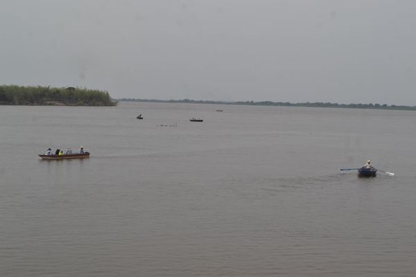 Dos personas están desaparecidas en el río Paraguay tras vuelco de embarcación - Nacionales - ABC Color