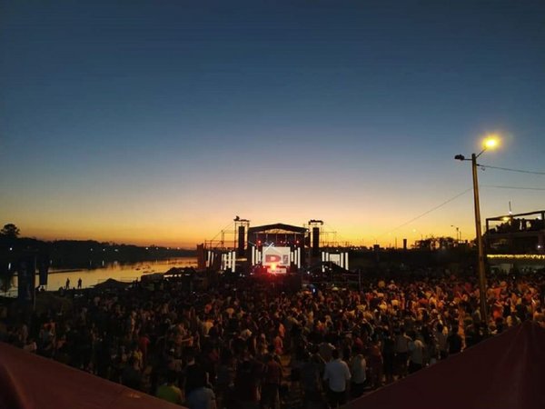 Multitudinaria 32ª fiesta Hawaiana en Pilar