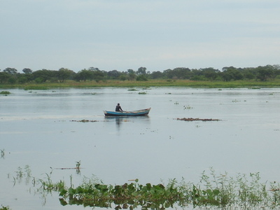 Hermanos desaparecen tras vuelco de embarcación en el río Paraguay