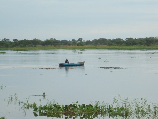 Hermanos desaparecen tras vuelco de embarcación en el río Paraguay