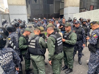 Policía impide a Guaidó y otros diputados entrar al Parlamento
