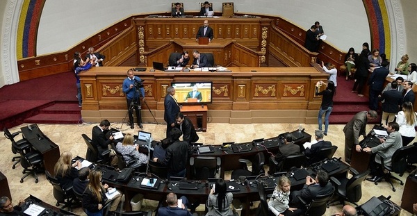 Dictadura de Maduro bloqueó el ingreso de la oposición a la Asamblea e instala nuevo presidente