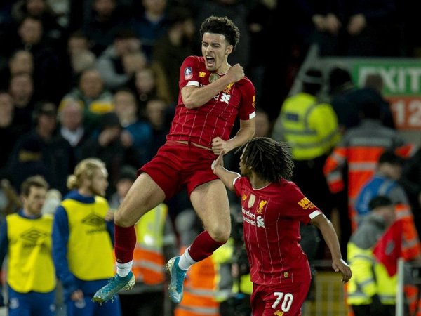 Adrián y Jones dan el derbi y la clasificación al Liverpool