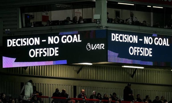 HOY / En UEFA opinan que el VAR no debe intervenir en fueras de juego 'extremos'