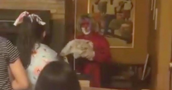 Apareció de payaso en cumple de su hija