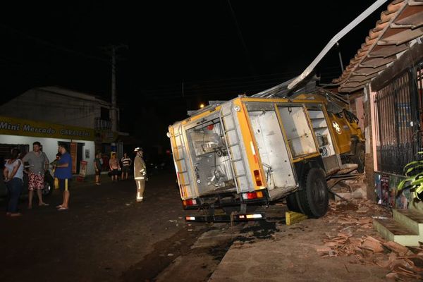 Móvil de bomberos perdió el control y chocó contra edificación en Luque  - Nacionales - ABC Color