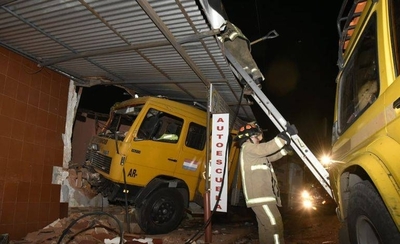 HOY / Carro de bomberos chocó contra escuela de conducción
