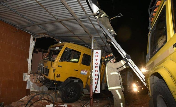 HOY / Carro de bomberos chocó contra escuela de conducción