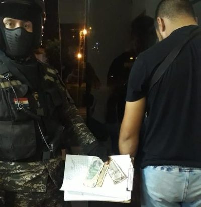 Hombre intentó sobornar a policías