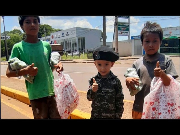 VESTIDO DE LINCE, ENTREGÓ REGALOS DE REYES A NIÑOS HUMILDES