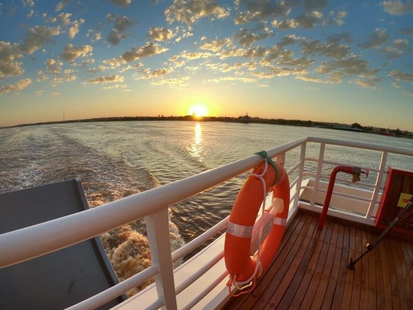 Con vistas del amanecer, el Ferry del Chaco realizó su primer viaje
