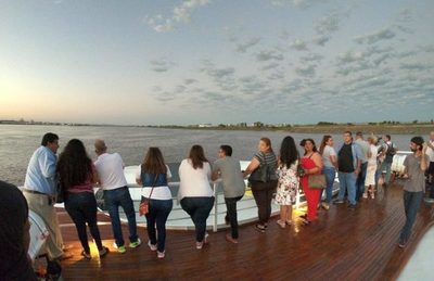 “Ferry del Chaco” inició este lunes sus viajes comerciales entre Villa Hayes y Asunción