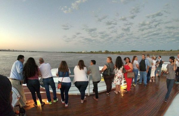 “Ferry del Chaco” inició este lunes sus viajes comerciales entre Villa Hayes y Asunción