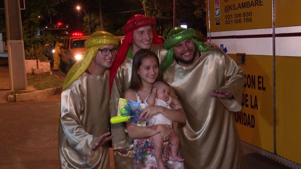 Bomberos de Lambaré se convirtieron en Reyes Magos