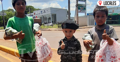 Gesto de amor hacia sus pares: niño entregó obsequios por el día de los Reyes Magos