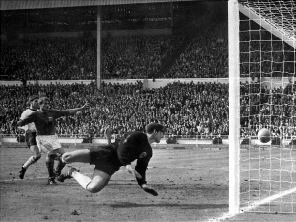 Muere el portero que encajó el famoso "gol de Wembley"