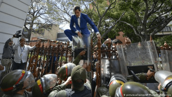 Maduro dice que Guaidó no entró a sesión porque "no quiso dar la cara"