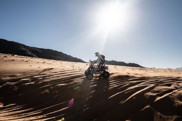 Nelson Sanabria escala posiciones en el Dakar