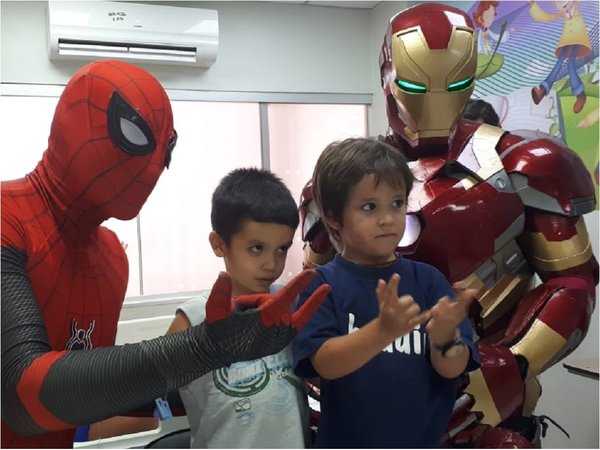 Iron Man y Hombre Araña visitan a pacientes del IPS por Reyes Magos