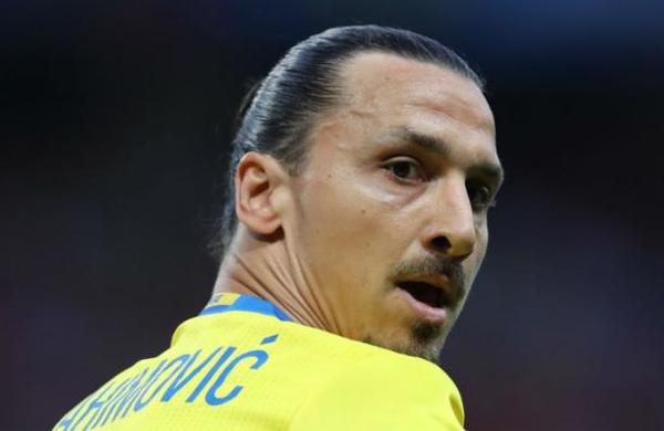 Hinchas finalmente derribaron la estatua de Zlatan a horas de su debut en el Milan - SNT