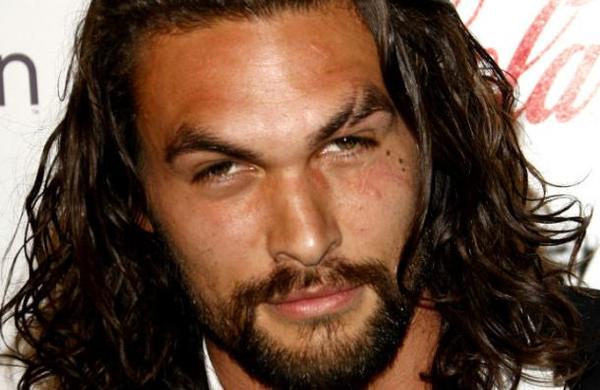 La 'desaliñada' vestimenta de Jason Momoa en los Globos de Oro - SNT
