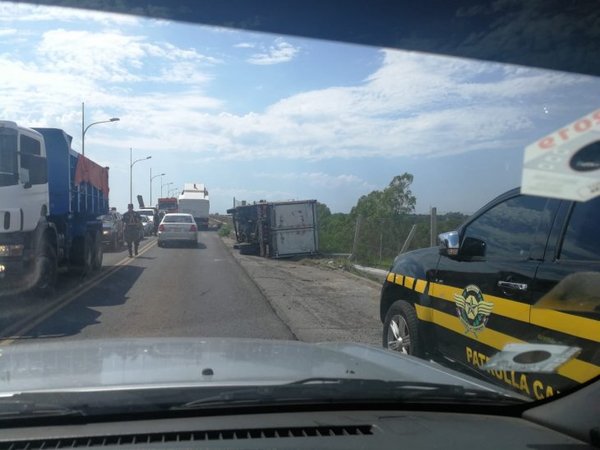Persecución y vuelco en Puente Remanso a presuntos contrabandistas » Ñanduti