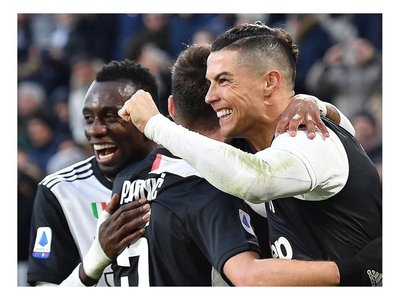 Cristiano firma triplete para Juventus