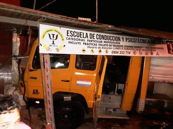 Carro de bomberos destroza un local en Maka’í •