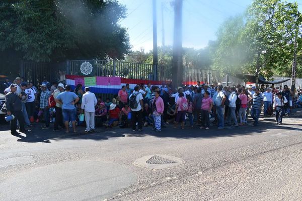 Sancosmeños se manifiestan frente a la EBY en Ayolas - Nacionales - ABC Color