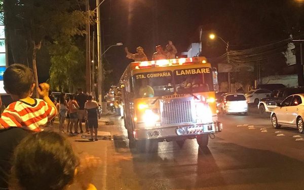 ¡Todo sea por los peques! Bomberos “transportan” a los Reyes para alegrar a niños