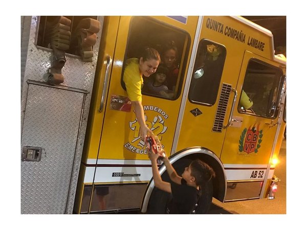 Bomberos de Lambaré se vistieron de Reyes Magos