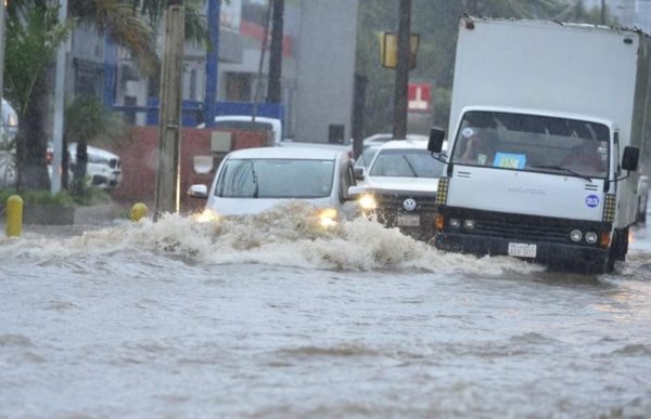 Raudales, cortes de energía y caos tras temporal