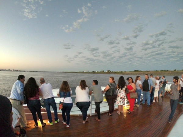 Inauguración del Ferry del Chaco: 'la gente está probando el servicio y se nota que lo estaban esperando', resaltan